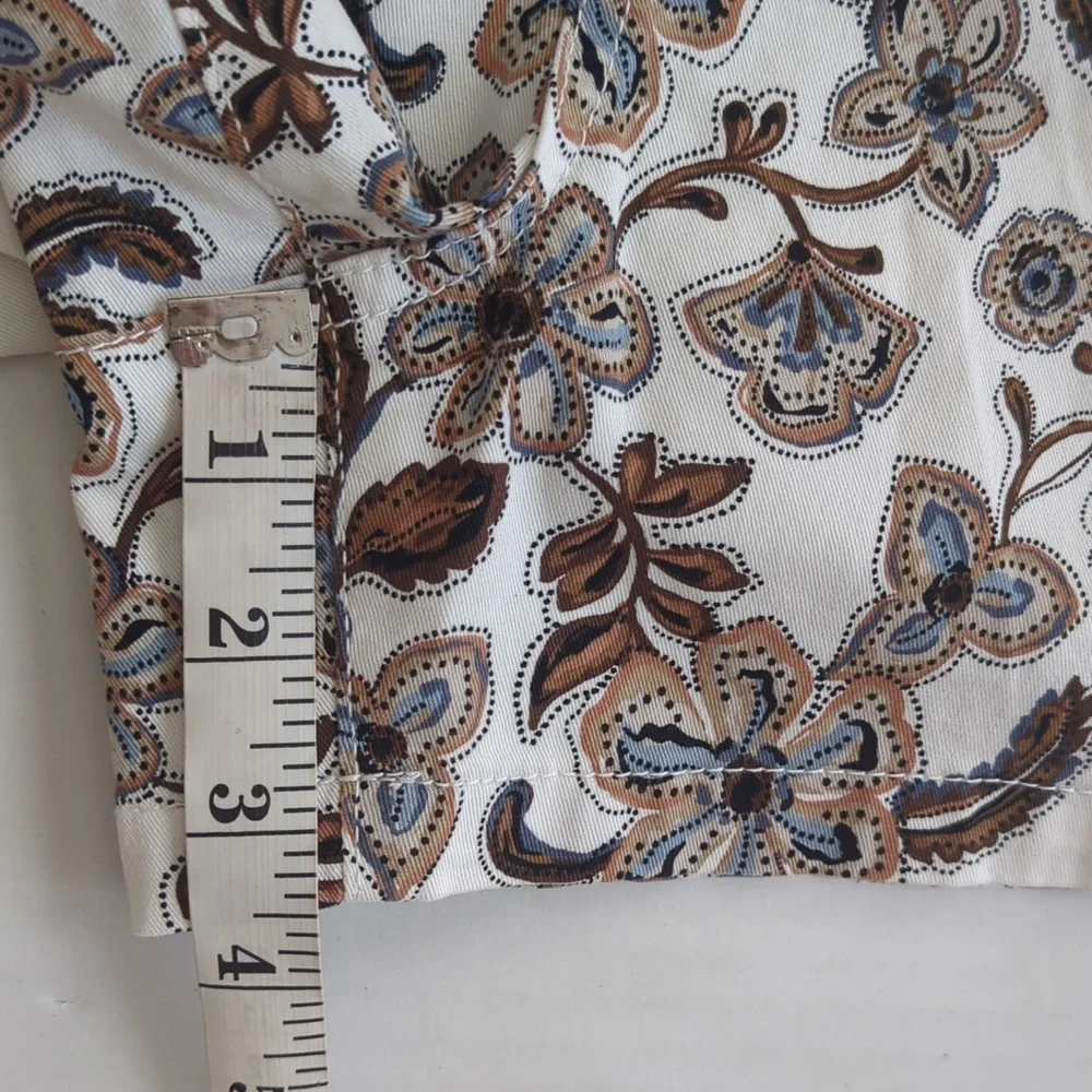 NWT a.n.a. Floral Mid-Rise Shortie Shorts 10 Brown Blue Beige Pockets - Picture 11 of 13